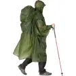 Exped Pack Poncho UL i mosgrøn trukket over en stor rygsæk på en vandrer med vandrestav, set fra siden