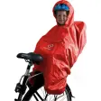 Rød Hamax regnponcho på et smilende barn med cykelhjelm, som sidder i en cykelstol bag på en cykel, hvor ponchoen hænger ned over barnet og stolen