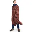 Helsport Pro Fjell Poncho i rødbrun farve med brystlomme, båret af en kvinde i vandrestøvler og set skråt forfra