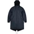 Rains Fishtail Parka regnparka i marineblå med hætte, elastiske manchetter og snøre i fishtail-kanten, set forfra