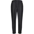 Rains Pants Regular regnbukser i sort med snøre i taljen og lynlås ved anklerne, set forfra