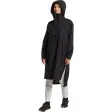 Sort Tenson Drizzle Poncho med hætten oppe, høj krave og kort lynlås, båret af en kvinde og set skråt forfra