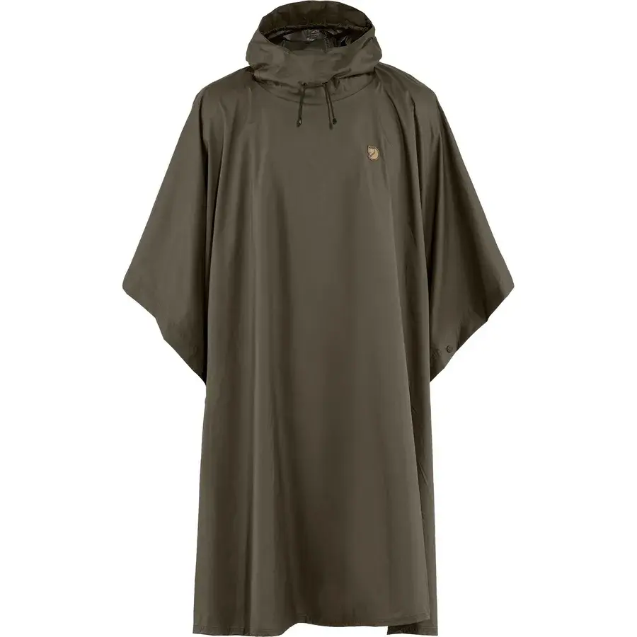 Fjällräven Poncho i mørk olivengrøn med fast hætte og snøre i halsen, liggende flad og set forfra