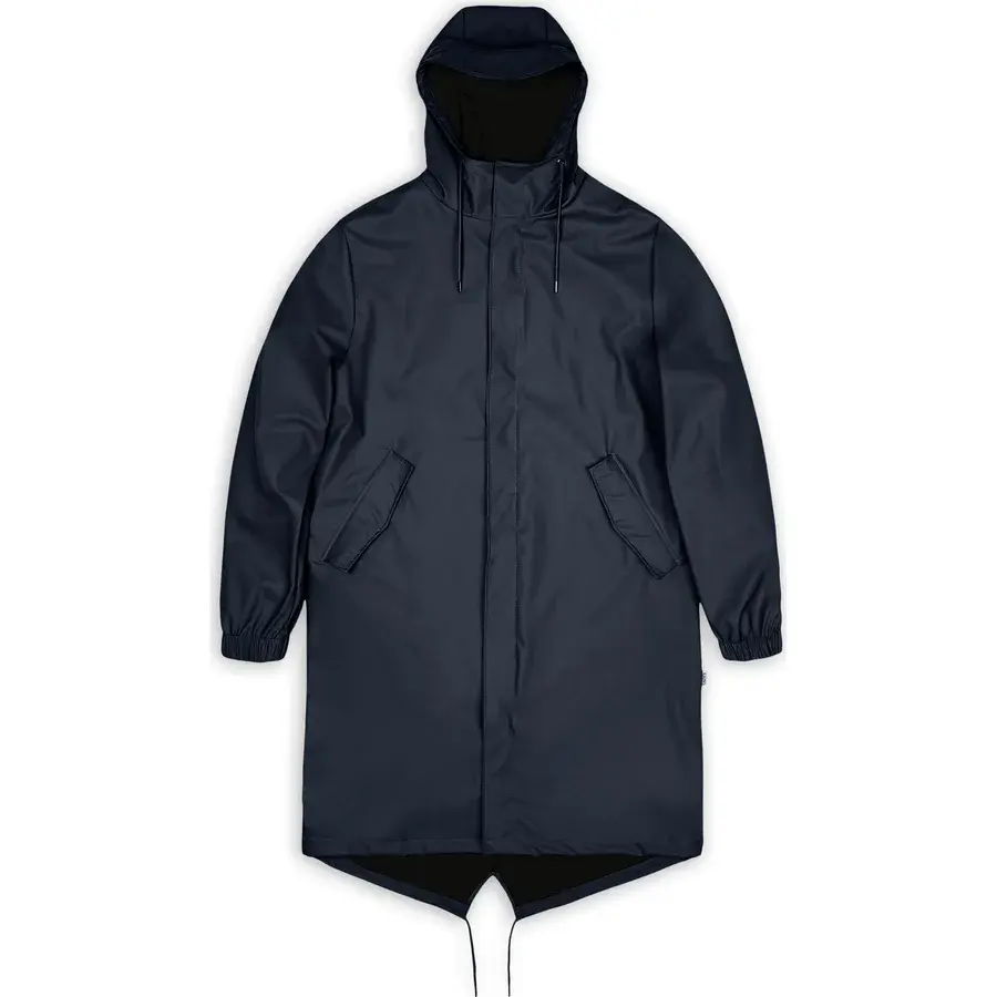 Rains Fishtail Parka regnparka i marineblå med hætte, elastiske manchetter og snøre i fishtail-kanten, set forfra