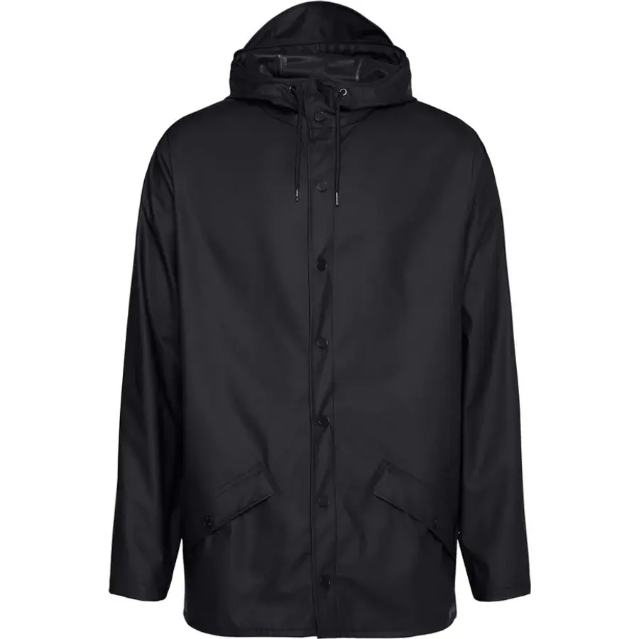Rains Jacket kort regnjakke i sort med hætte, snøre og skrå lommeklapper, set forfra