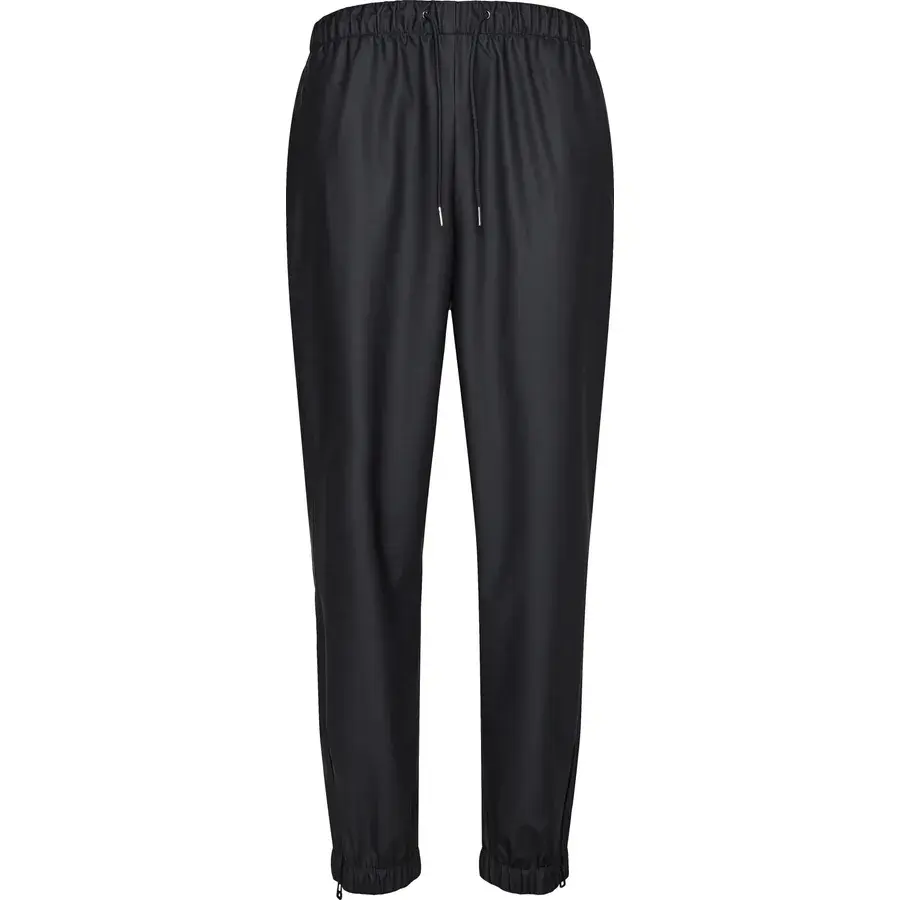 Rains Pants Regular regnbukser i sort med snøre i taljen og lynlås ved anklerne, set forfra